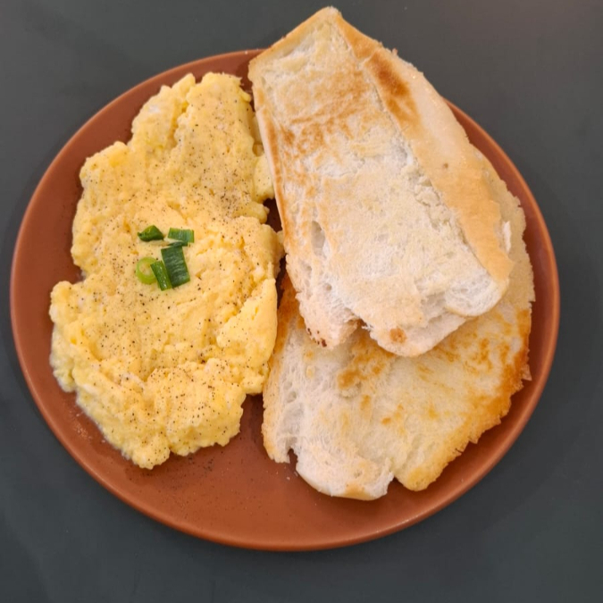 2 ovos e manteiga. Acompanha pão na chapa.