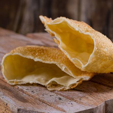 O pastel de vento é uma delícia simples e crocante! Apenas massa de pastel frita até ficar bem douradinha. E para quem gosta de um toque doce, oferecemos a opção de polvilhar açúcar e canela por cima.