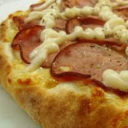 PIZZA DE MASSA PROFISSIONAL , MOLHO DE TOMATES CASEIRO , MUSSRELA , LOMBO CANADENSE , REQUEIJAO CREMOSO , AZEITONAS E OREGANO