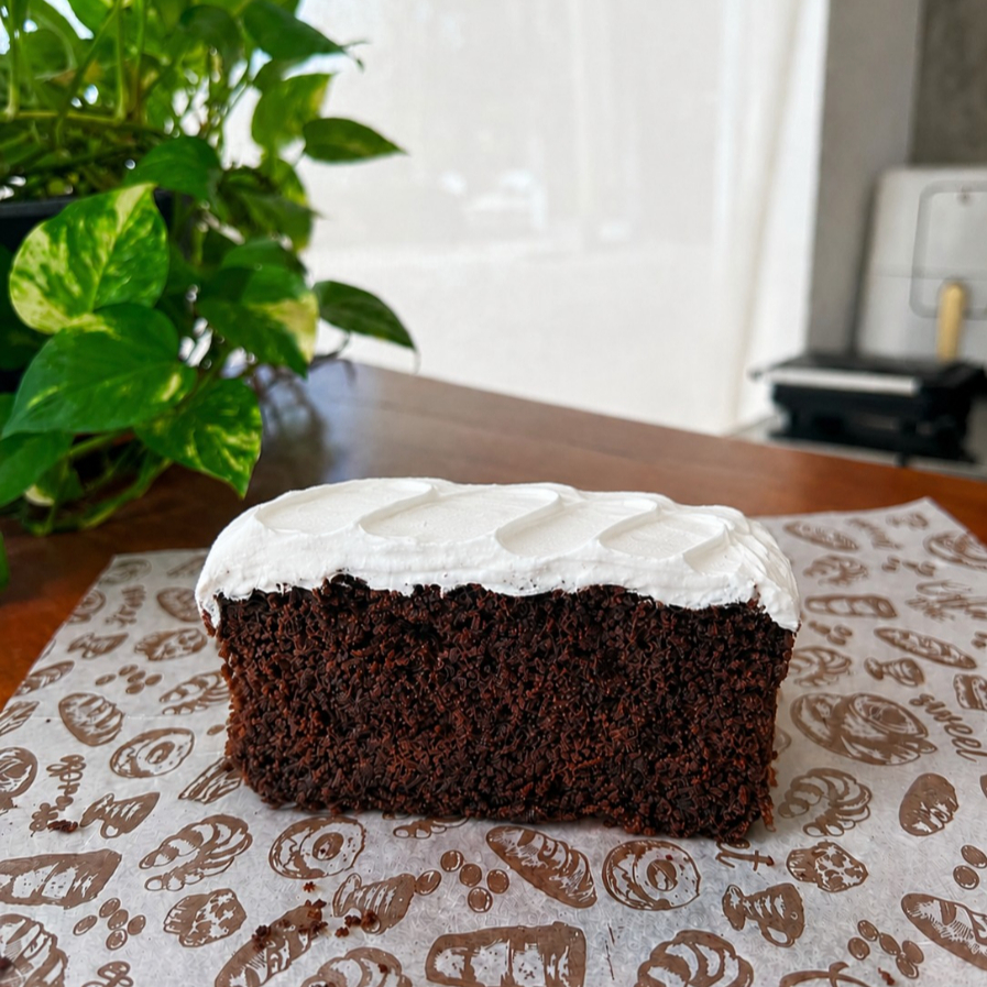 Pan De Chocolate Con Crema Batida