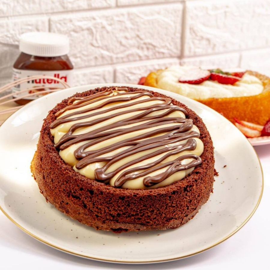 Massa de chocolate com Cobertura do nosso delicioso Brigadeiro de Leite Ninho cremoso e fios de Nutella Nosso bolo é delicado e fofinho, feito com muito cuidado para manter sua maciez e sabor caseiro. Por ser um produto sensível, pode sofrer leves alterações durante o transporte. Não realizamos trocas em caso de movimentação no delivery.