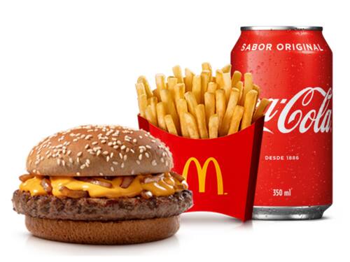 Um hambúrguer (100% carne bovina), molho lácteo com queijo tipo cheddar, cebola ao molho shoyu e pão escuro com gergelim, acompanhamento e bebida