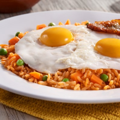 Arroz con 2 huevos estrellados