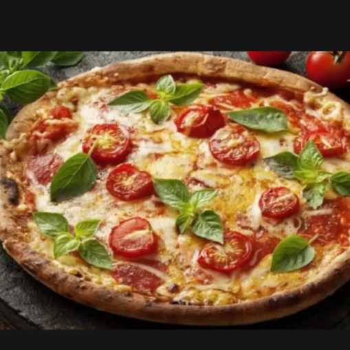 Massa artesanal, base de molho de tomate, queijo muçarela triturado, alguns toques de folha de manjericão, finalizada com tomates e toque de orégano