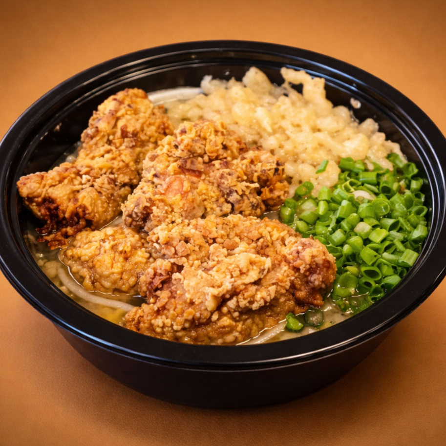 Udon kara ague é um prato muito saboroso e leve. Seu caldo é a base de katsuobushi (raspas de bonito) e seu macarrão é artesanal, mais macio e grosso. A proteina que acompanha o prato é o kara ague (frango a passarinho japonês). Muito saboroso! Prove!