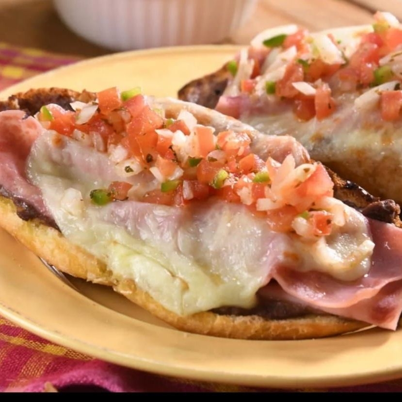 Molletes con Jamón Pico de Gallo  + POSTRE SORPRES