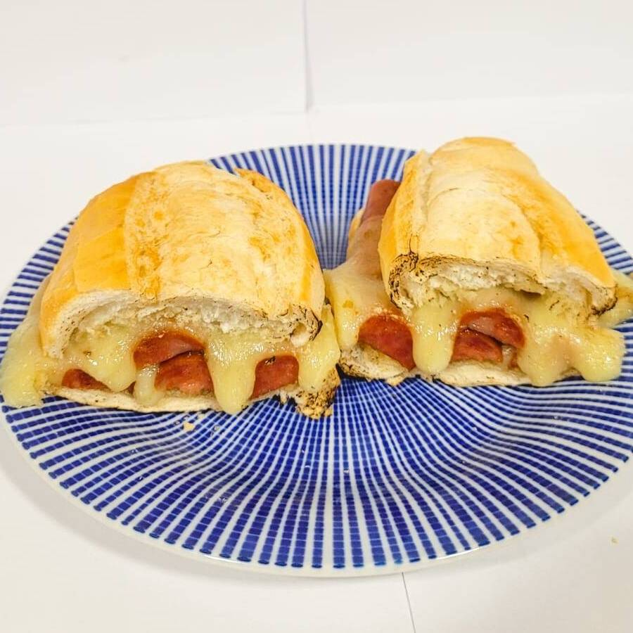 Tradicional pão francês com 2 linguiças defumadas, mais 2 fatias de queijo (prato ou muçarela) e manteiga.