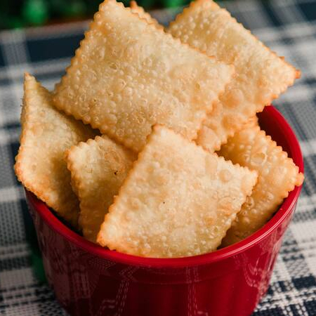 Delicie-se com nossa seleção de 50 mini pastéis, perfeitamente crocantes e recheados até a borda. Experimente o sabor autêntico e irresistível do queijo derretido, a combinação perfeita da calabresa com queijo, que proporciona um toque picante, e a suculência da carne bem temperada. Cada mordida é uma explosão de sabor que faz jus à tradição brasileira do pastel.