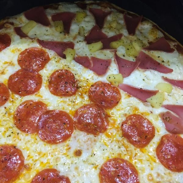 Pizza Cuadrada 16 Rebanadas Hawaiana y Peperoni