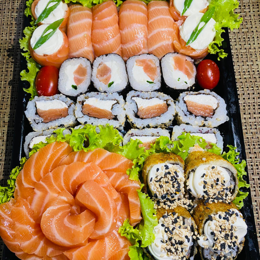 O 'Combo Mitswua 34 peças' é uma experiência gastronômica autêntica e requintada da culinária japonesa. Este prato indulgente inclui 10 fatias de sashimi fresco e suculento, 4 peças de nigiri de salmão, delicadamente preparadas com o mais fino salmão. Também oferece 4 peças de joe gourmet, uma verdadeira delícia para os amantes da cozinha oriental. O combo é complementado por 8 rolos de uramaki Filadélfia, repletos de sabores irresistíveis e 4 rolos de maki Filadélfia, cuidadosamente enrolados para o máximo prazer. Para finalizar, o prato inclui 4 hots gourmet, criando um final perfeito para uma refeição inesquecível.