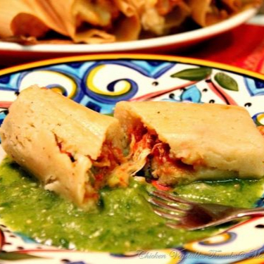 TAMAL DE CHILE ROJO CON POLLO