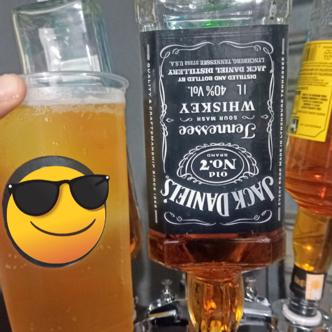 Doses de whisky Jack Daniels + gelo de coco ou maracujá + energético