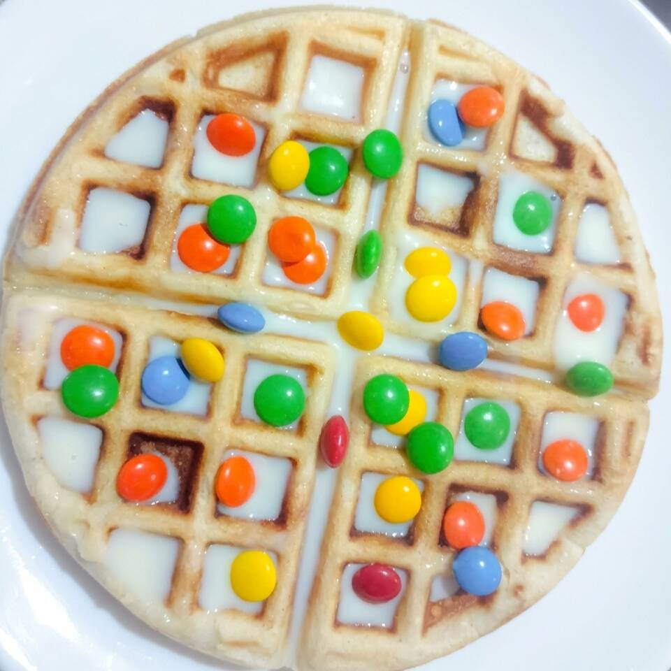 Waffle Circular Estilo Belga con M&M'S