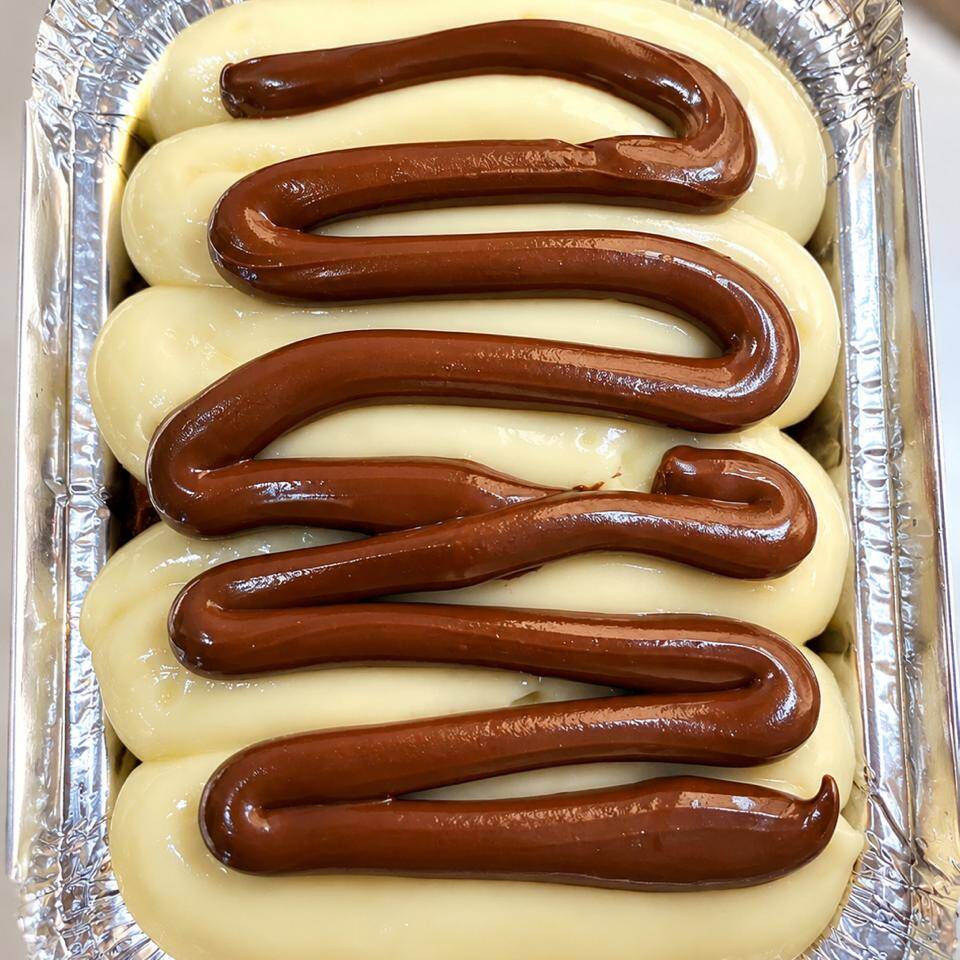 Bolo de chocolate geladinho,coberto com Ninho e finalizado com Nutella.. Uma explosão de sabor