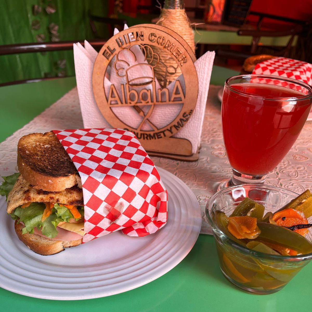 Sandwich Doble + Agua o Café