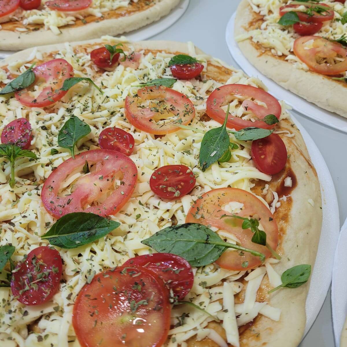 Extrato de tomate, tomate cereja, tomate italiano, manjericão, orégano, muçarela.
Pizza média (30cm).
A pizza vai montada conforme a descrição. Não é possível alterar os ingredientes.