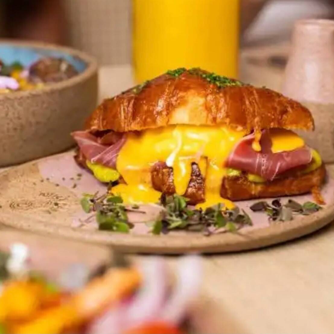 Croissant com guacamole, presunto de parma, ovo poché e molho hollandaise. OBS: NA TROCA DE PÃO O PRUDUTO VAI SOMENTE COM UM PÃO, VAI SEM A PARTE DE CIMA !!!