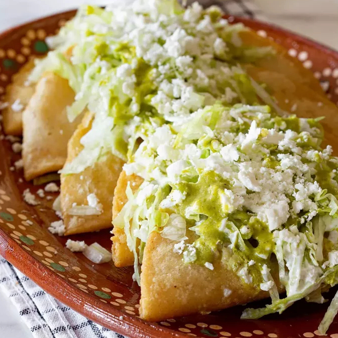 4 Empanadas de Pollo + 2 Agua Jamaica