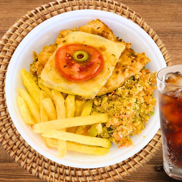 Filé de frango com molho de tomate, mussarela e azeitona. Acompanha arroz branco, feijão carioca, farofa da casa e mais uma guarnição.
