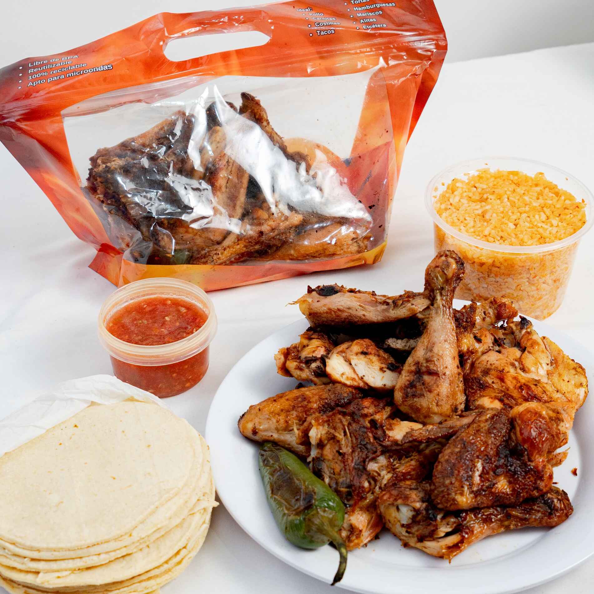 Pollo y Medio con Arroz, Salsa y Tortillas