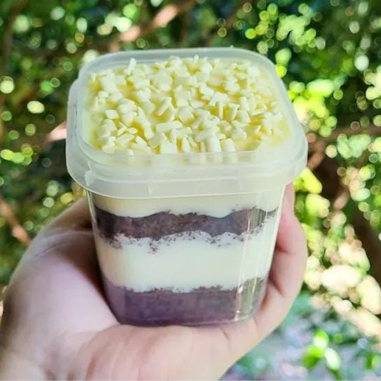 Bolo com massa chocolate molhadinha , com creme maravilhosa de ninho. Pote 250 ML
