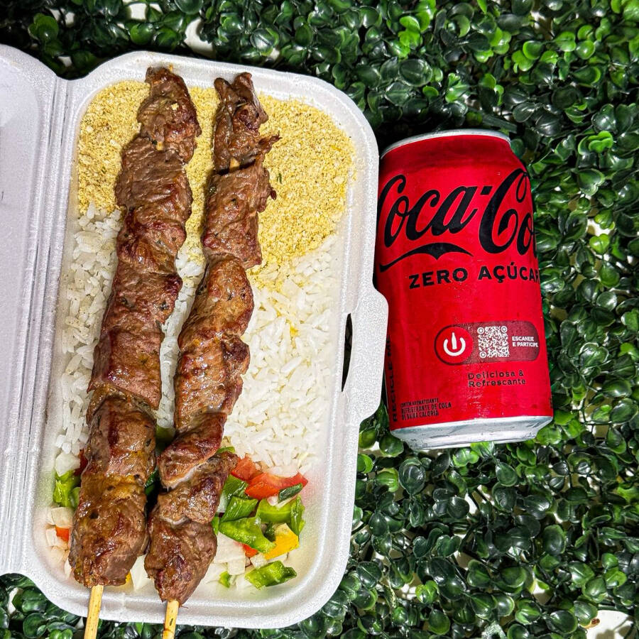 Jantinha completa com 150g de arroz , 40g de farofa 70g de vinagrete , 2 alcatra de 80g e coca zero 350ml