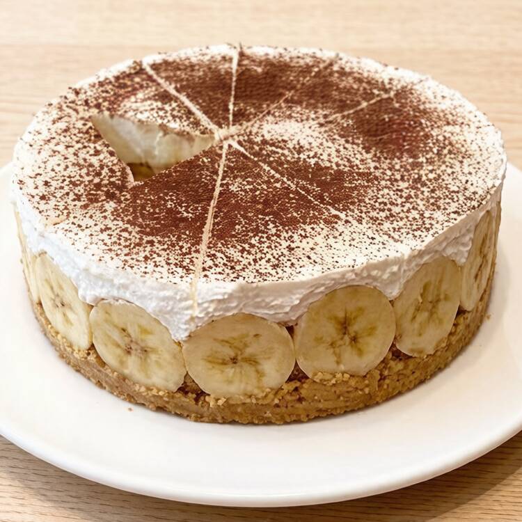 Simplesmente a melhor banoffee de todos os tempos. Base de biscoito, nosso incrível doce de leite, bananas, chantilly e chocolate polvilhado.