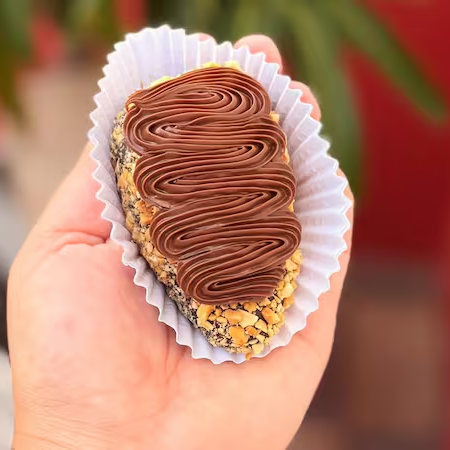 Coxinha de brigadeiro blend com a fruta morango dentro. Uma combinação perfeita entre a fruta fresca e o sabor marcante da Nutella, que derrete na boca e conquista de primeira!