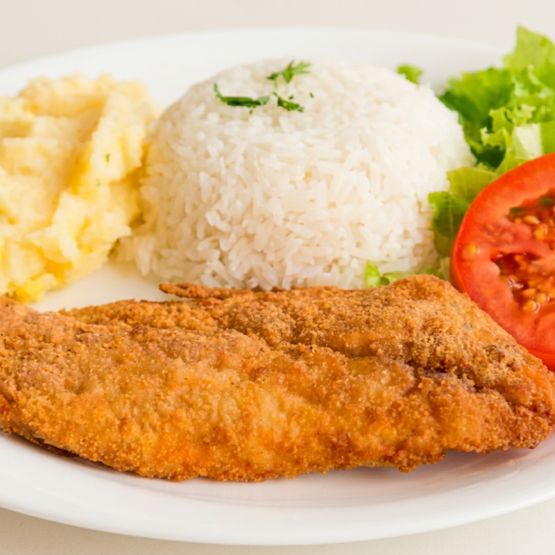 File de peixe empanado, arroz branco, feijão comum, purê de batata e salada.