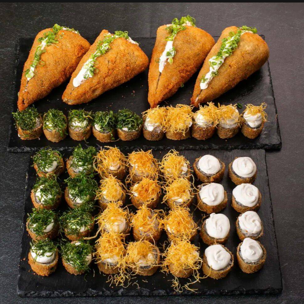 4 temakis de salmão grelhado em empanado, 40 unidades de hot roll sortidos