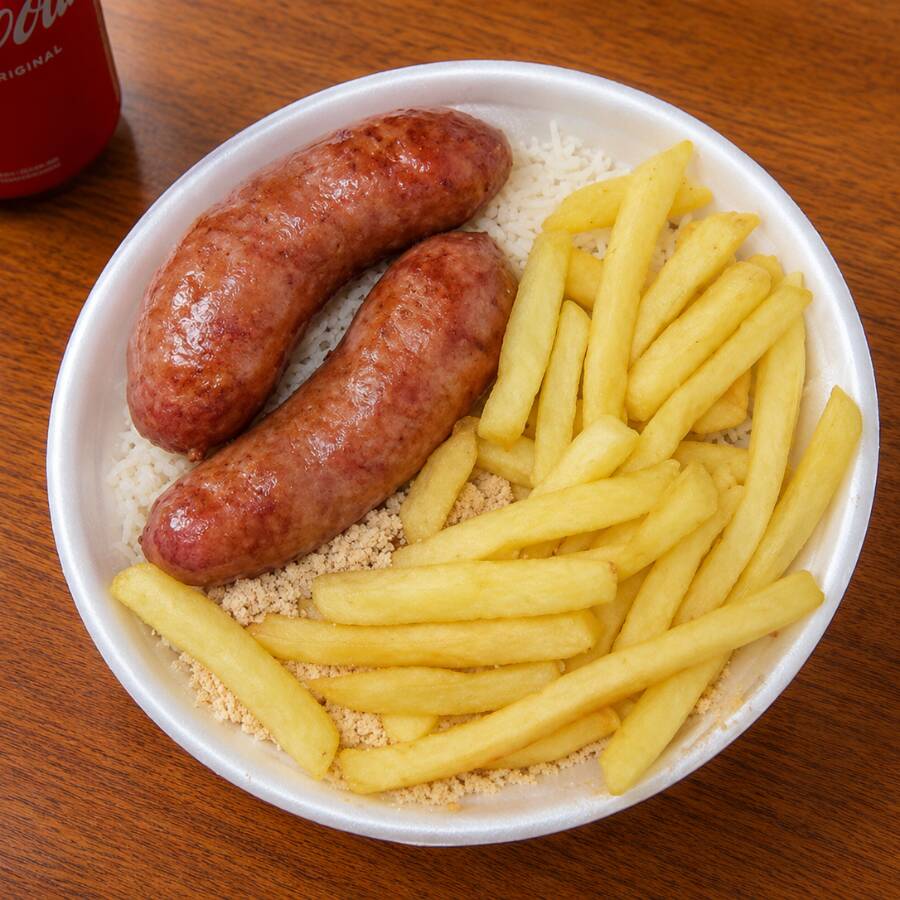 Linguiça Toscana, você monta sua marmita escolhendo 4 guarnições: batata frita, arroz, feijão, macarrão, farofa ou salada de legumes. Marmitex caprichada, comida brasileira caseira de verdade, feita na hora pra matar sua fome. PF completo perfeito pro seu almoço bom e barato com entrega grátis!