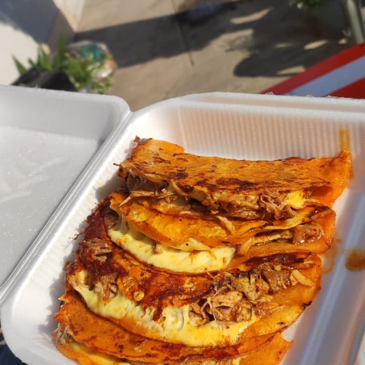 Quesabirria de maíz