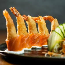 camarão envolto por lâmina de Salmão cream cheese finalizado com um toque de molho especial da casa. Uma combinação cremosa, suave e cheia de sabor em cada mordida!