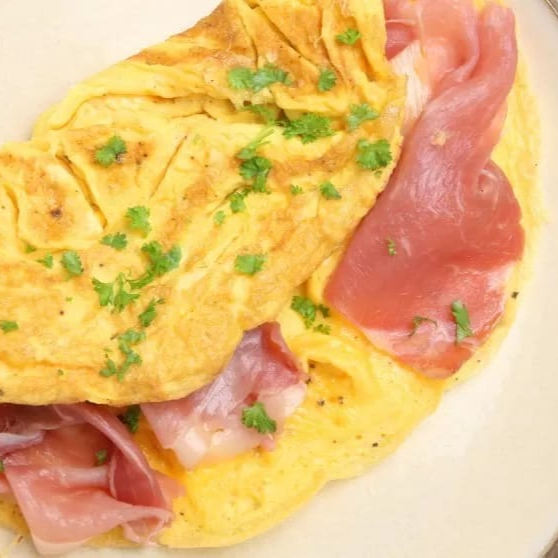 Omelette (queso manchego y jamón)