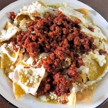 Chilaquiles verdes con longaniza