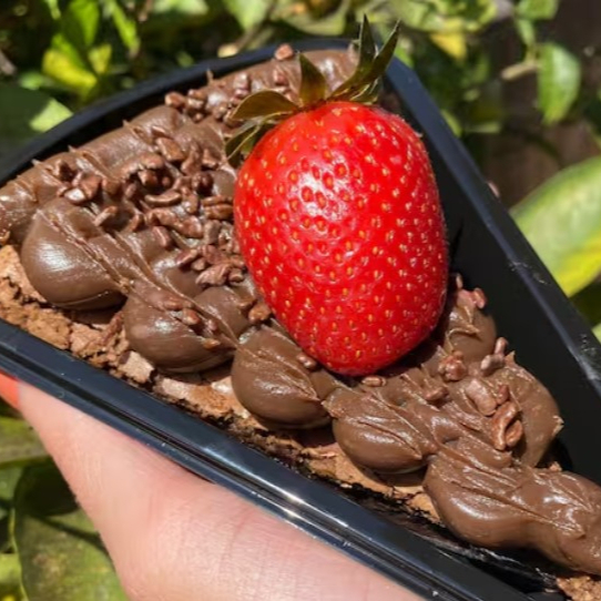 1 Fatia de Brownie Tradicional Brigaduco 1 Morango Fresco * Granulado Belga * Brigadeiro Cacau 50% feito com Leite condensado Integral.