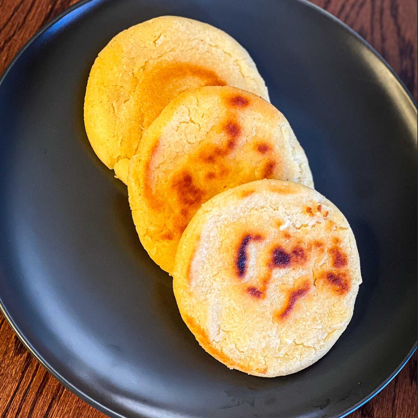 Tres Arepas Rellenas de Queso