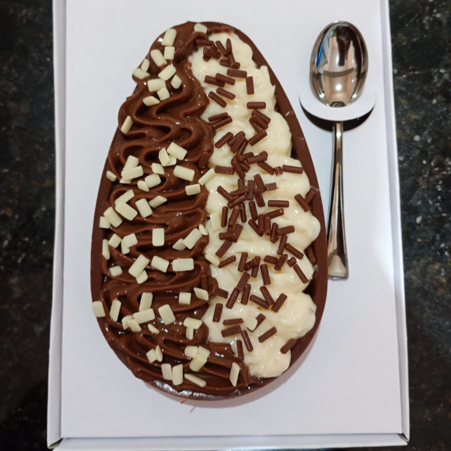 Escolha seu Ovo de Páscoa de colher e nós montamos para você com ingredientes selecionados! Nossos recheios são preparados artesanalmente com óleo de coco. Ao selecionar o seu ovo verrifique atentamente o tamanho e o recheio escolhido. Obs: Vai na embalagem própria de Ovo de colher.