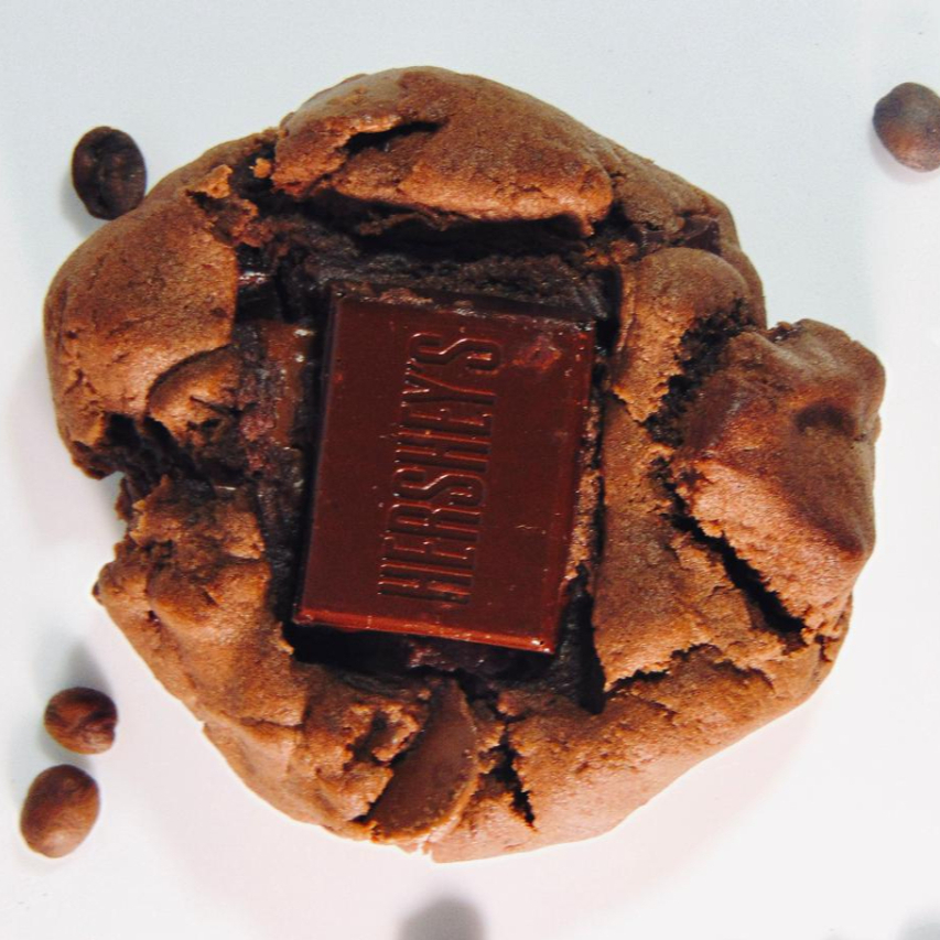 Um cookie com café. Sim, a gente teve essa audácia. Massa de chocolate com café na medida, gotas de chocolate ao leite e aquela vibe intensa de quem já acorda discutindo filosofia e tomando espresso sem açúcar. Não é só um cookie. É um tapa na cara do sono e um abraço em quem vive a base de cafeína e decisões erradas.