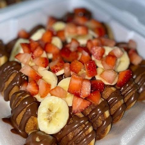 Mini hotcakes de chocolate con plátano y fresa