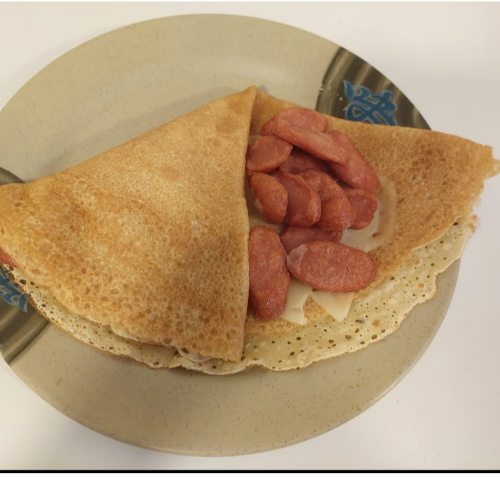 Crepa de salchicha con queso mozarella