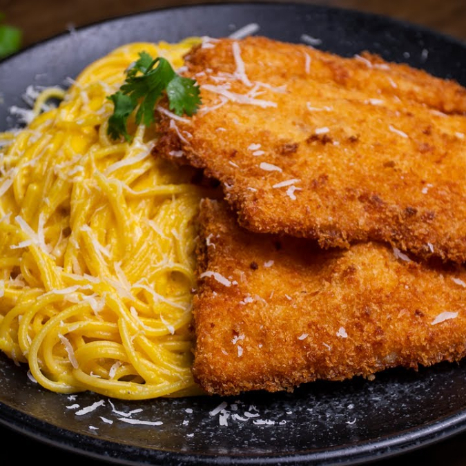 TALLARIN HUANCAINA CON MILANESA Y PEPSI
