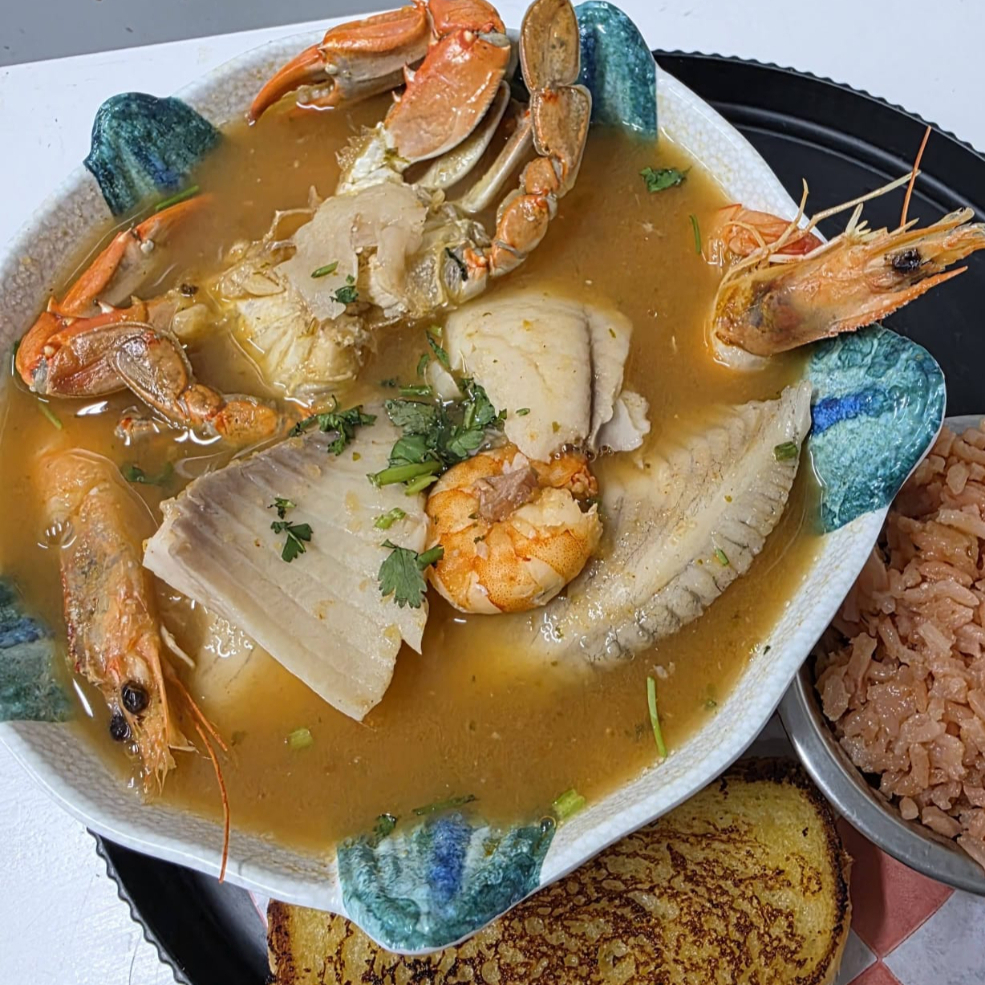 Media Sopa de Mariscos y Coca Cola