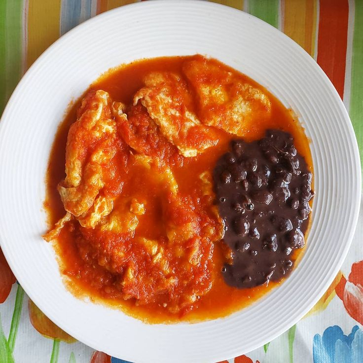 Huevo en Salsa Roja