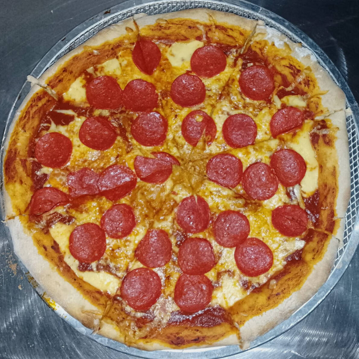 Pizza de Pepperoni con Orilla de Queso
