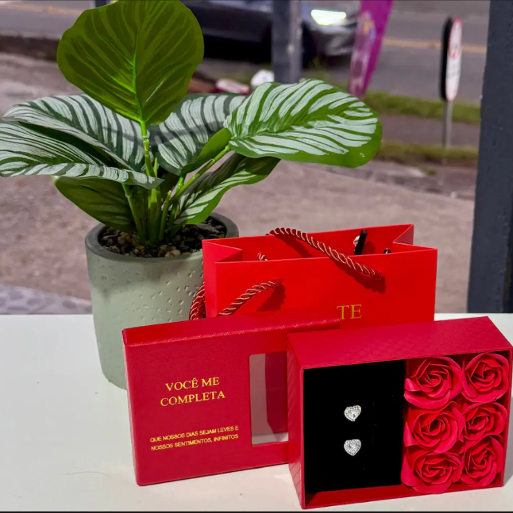 Amor em cada detalhe, para presentear
Delicado brinco em formato de coração, acompanha uma linda caixa decorada de rosas e frases delicadas, brinco de Zircônia banhada prata hipoalergico
