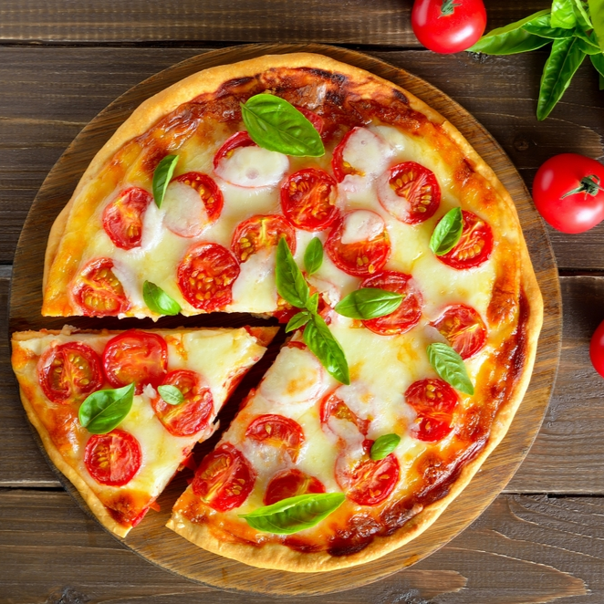 Massa, Mussarela,Tomate, Folhas de Mangericão e Orégano.