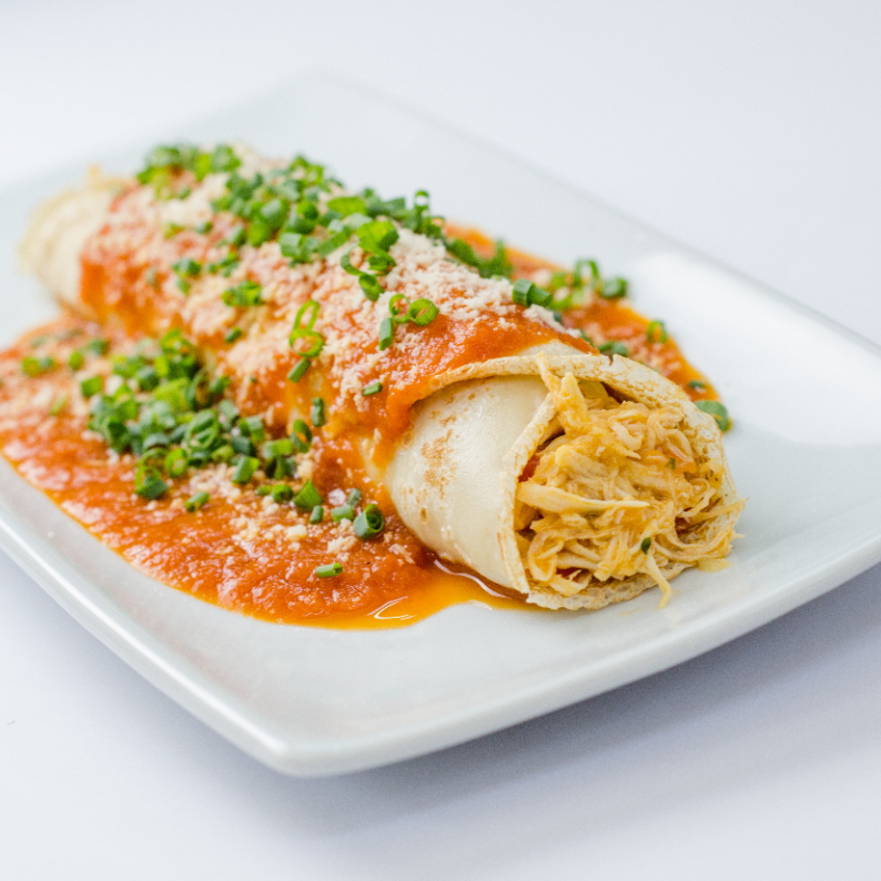 Panqueca de 20cm recheada com carne moída bem temperada, coberta com molho saboroso e preparada no ponto certo. Uma opção clássica, suculenta e deliciosa, perfeita para uma refeição completa.