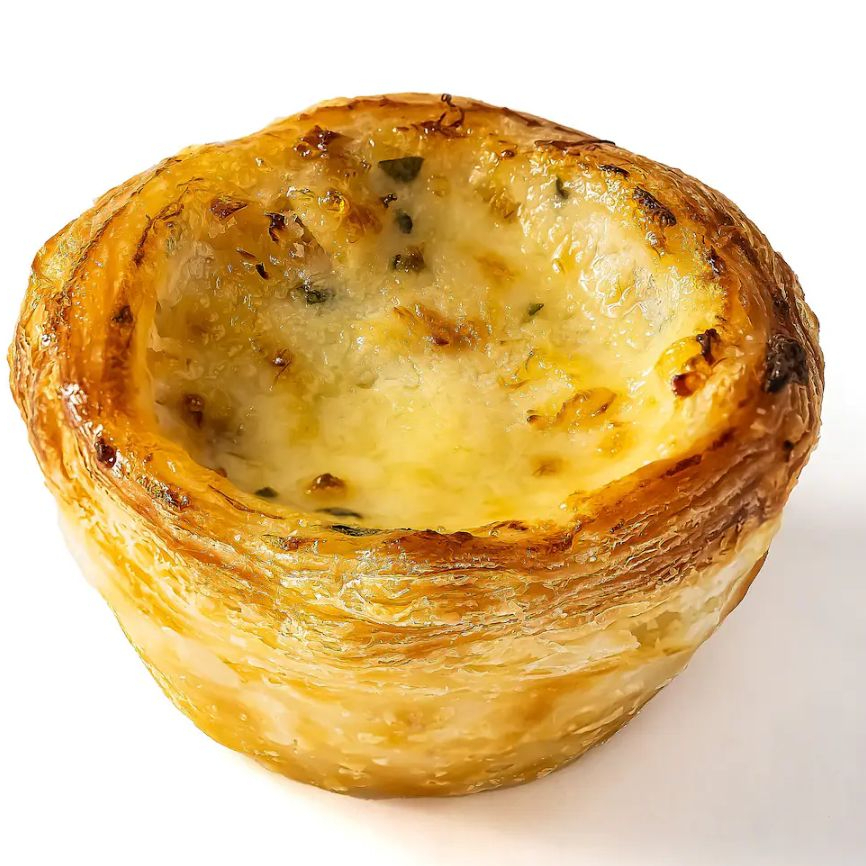 Massa folhada com recheio cremoso de queijo.