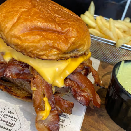 Burguer artesanal 150g, cheddar cremoso, bacon crocante, cebola caramelizada, maionese da casa no pão de brioche! Acompanha fritas.